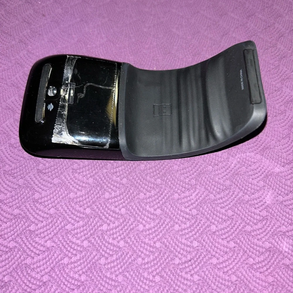 Microsoft Arc Touch Black and Silver Wireless Mouse needs 2 AAA batteries